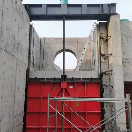 污水处理沟渠平面铸铁闸门安装实景图 污水处理沟渠平面铸铁闸门安装实景图