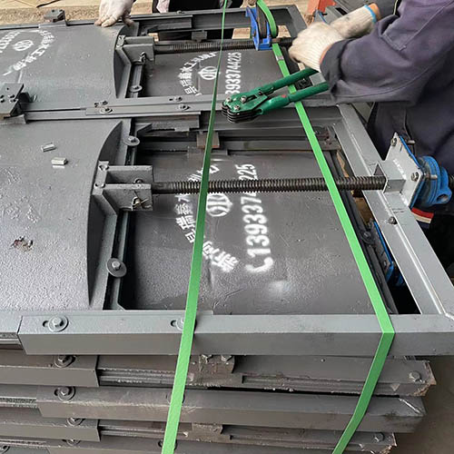 山西忻州手动机闸一体铸铁闸门卸货现场 山西忻州手动机闸一体铸铁闸门卸货现场