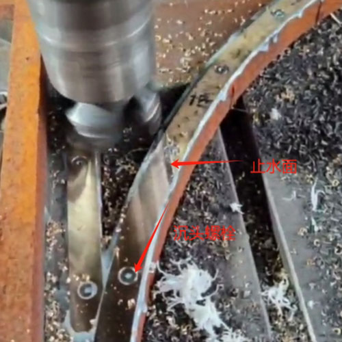 厂家铸铁闸门止水安装加工现场,止水面研磨中 厂家铸铁闸门止水安装加工现场,止水面研磨中